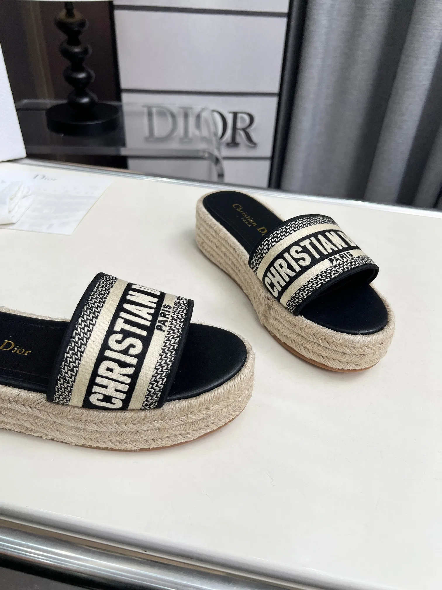 💕💕Factory direct selling price p420💕💕 Dior Dior spring and summer new IVIETA DWAY jelly color flat-bottomed one-slip women's shoes with color matching CD letter logo three-dimensional embroidery thick-soled round toe open-toe slippers. The original version is developed to be the top version on the market. It feels soft and delicate on the feet and is extremely comfortable. Material: Upper imported raffia electric embroidery high-temperature water-soluble cotton technical fabric + water-dyed cowhide foot lining + original consistent combination outsole Outsole: original outsole Size: 35-42 (40.41.42 custom-made, non-refundable and non-exchangeable)